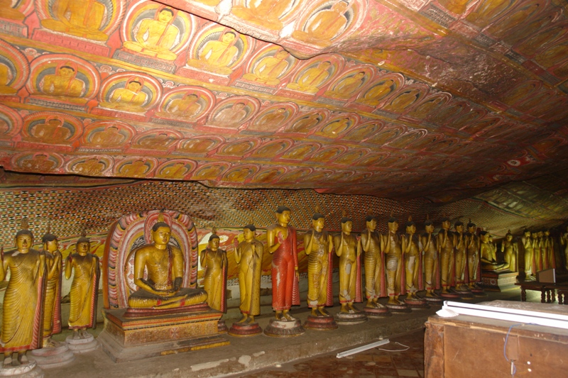     .   , - ( Dambulla - cave temple - like a small army here , Dambulla, Sri-Lanka)